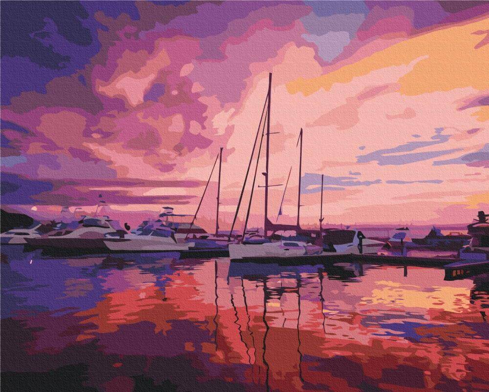Różowy wschód słońca w klubie jachtowym