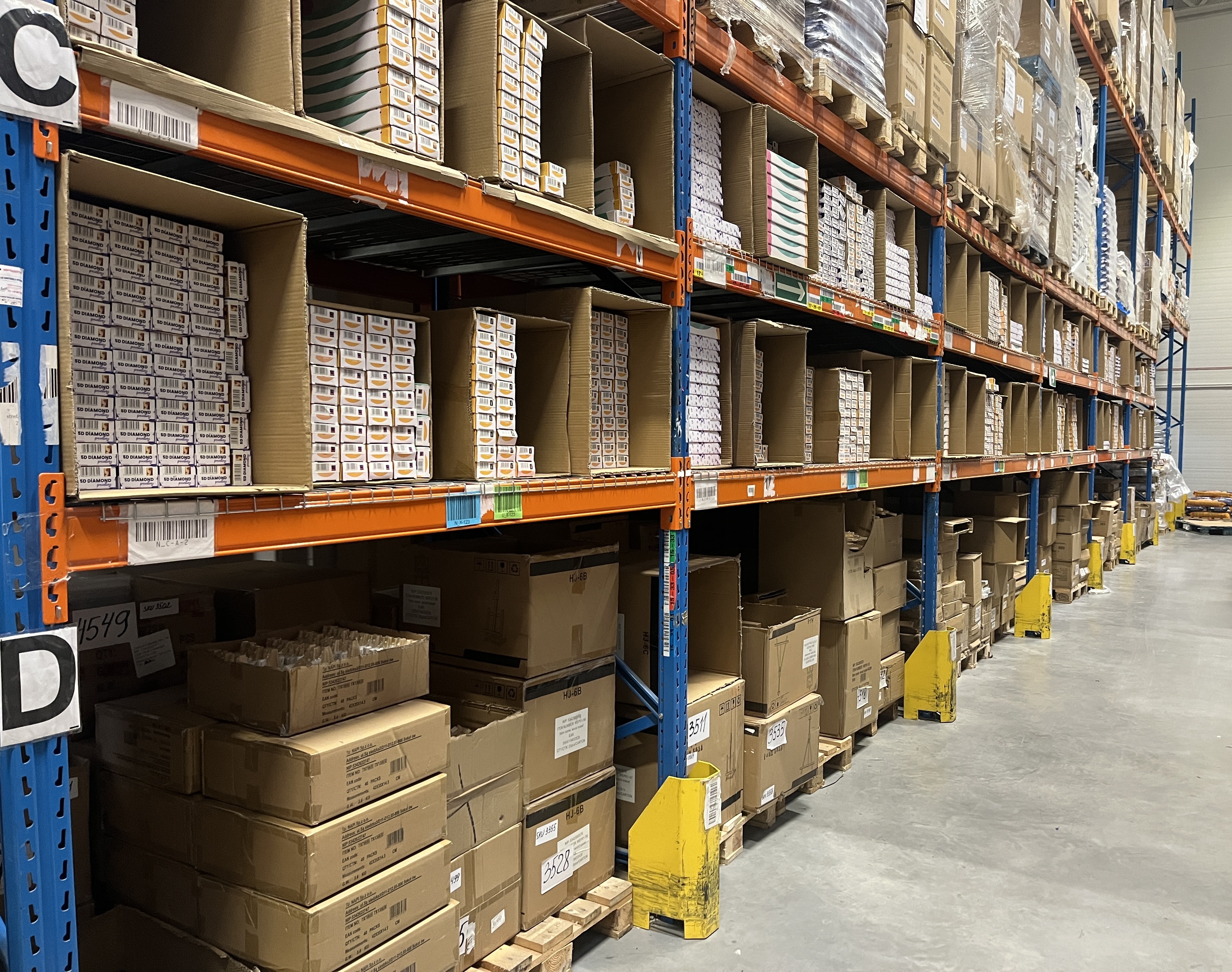 Półki z produktami Artnapi