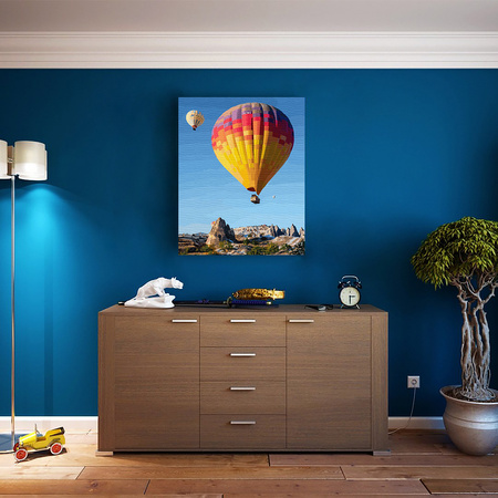 Barwne balony nad skalistym pejzażem