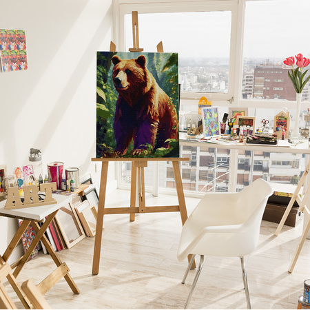 Leśny niedźwiedź w blasku słońca