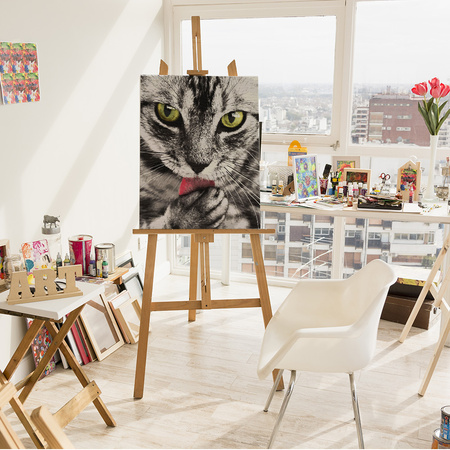 Zamyślony kot z różowym językiem