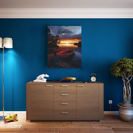 Piękny zachód słońca nad jeziorem