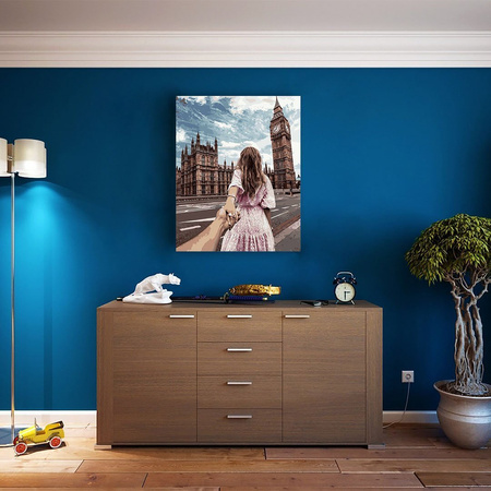 Dziewczyna prowadzi go za rękę - Big Ben