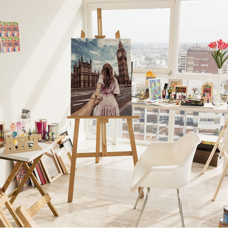 Dziewczyna prowadzi go za rękę - Big Ben