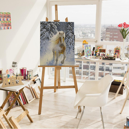 Koń w zimowym lesie