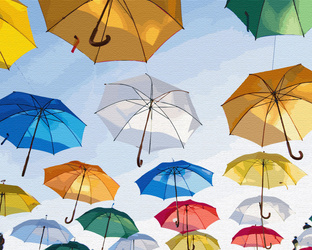 Kolorowe parasole na błękitnym niebie