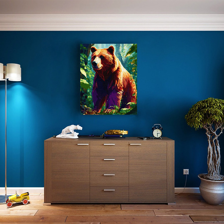 Leśny niedźwiedź w blasku słońca