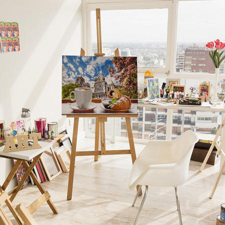 Kawa z rogalikiem na tle katedry