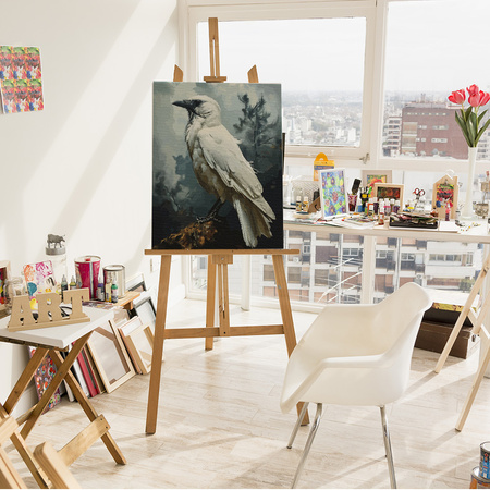 Biały kruk w mglistym lesie