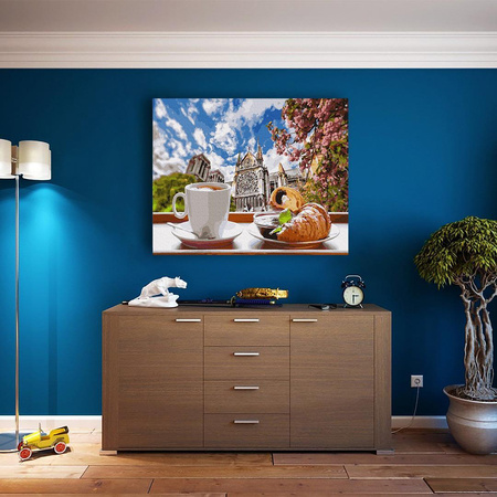 Kawa z rogalikiem na tle katedry