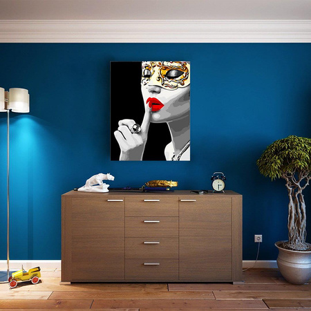 Zamaskowana dziewczyna