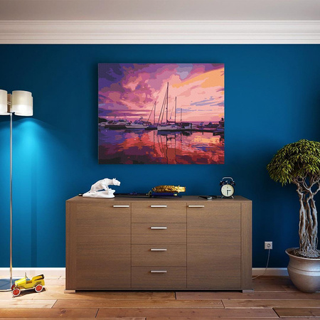 Różowy wschód słońca w klubie jachtowym