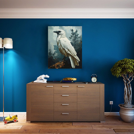 Biały kruk w mglistym lesie