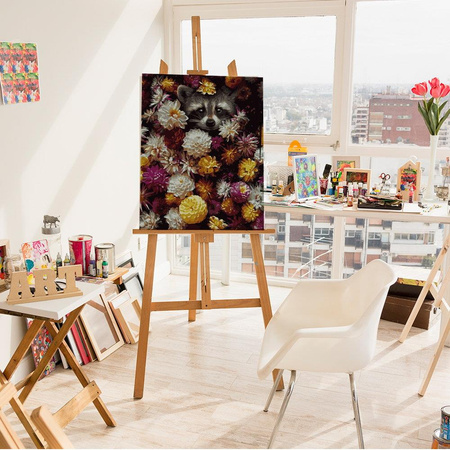 Szop pracz w kwiatach