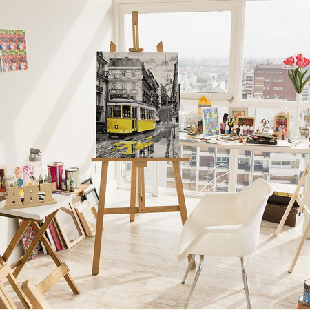 Żółty tramwaj na deszczowej ulicy