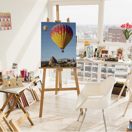 Barwne balony nad skalistym pejzażem