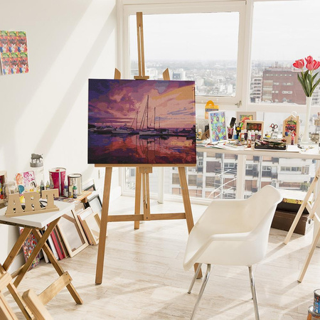 Różowy wschód słońca w klubie jachtowym