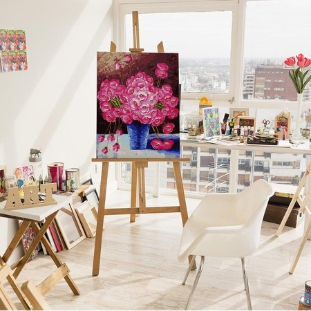 Różowe kwiaty w niebieskim wazonie