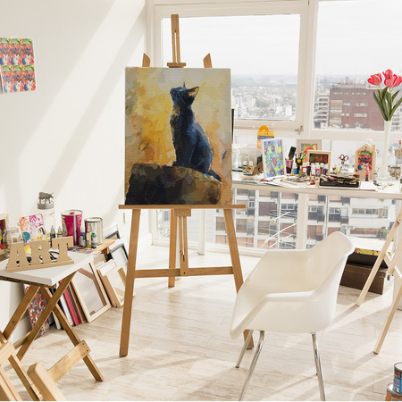 Czarny kot w złotym świetle