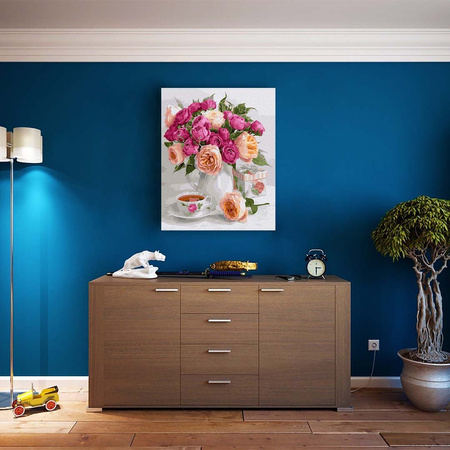 Bukiet róż na stole