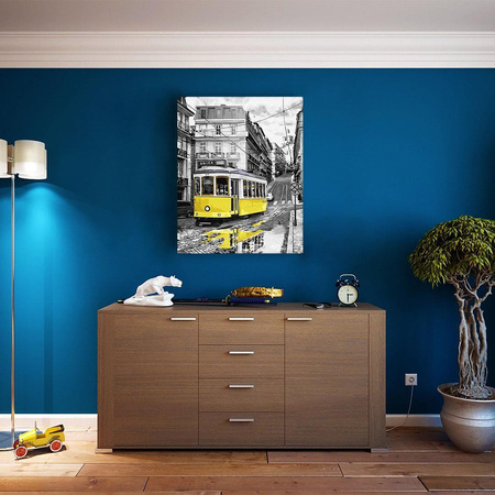 Żółty tramwaj na deszczowej ulicy