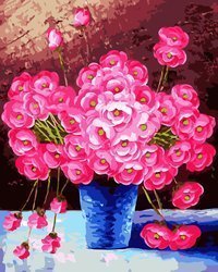 Różowe kwiaty w niebieskim wazonie