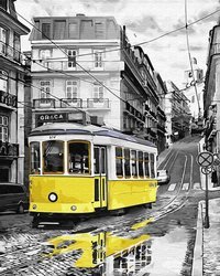 Żółty tramwaj na deszczowej ulicy